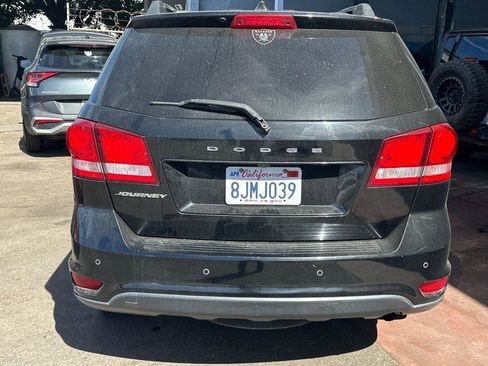 Used 2019 Dodge Journey SE image 3