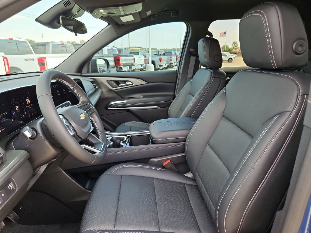 Used 2025 Chevrolet Traverse LT w/ Driver Confidence Package FWD image 9