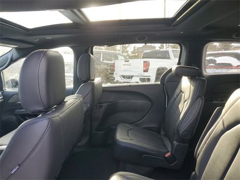 New 2025 Chrysler Pacifica Select image 9