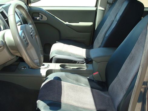 Used 2021 Nissan Frontier SV w/ SV Utility Package image 8