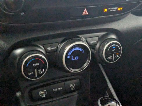 Used 2023 Hyundai Venue SEL FWD image 19
