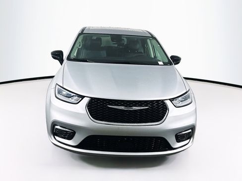 Used 2024 Chrysler Pacifica Touring-L image 2