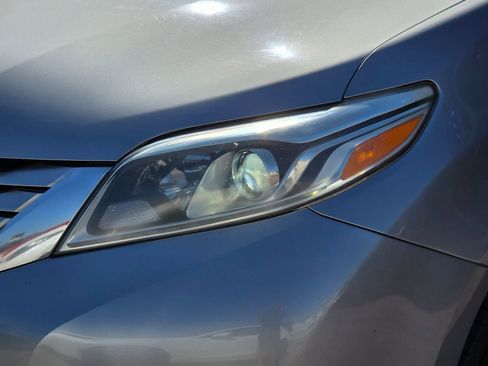 Used 2017 Toyota Sienna Limited Premium image 8