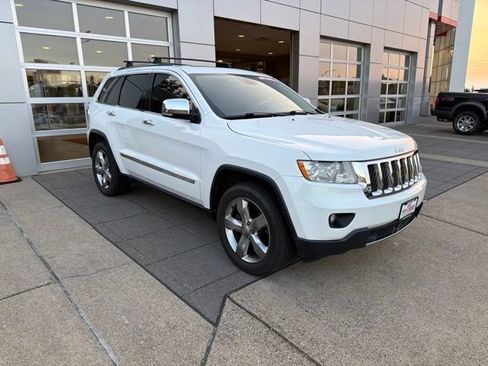 Used 2013 Jeep Grand Cherokee Overland w/ Advance Technology Group AWD/4WD image 3