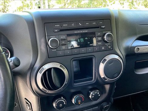 Used 2017 Jeep Wrangler Sport w/ Connectivity Group AWD/4WD image 8