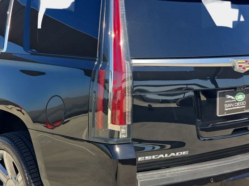 Used 2018 Cadillac Escalade Luxury AWD/4WD image 40