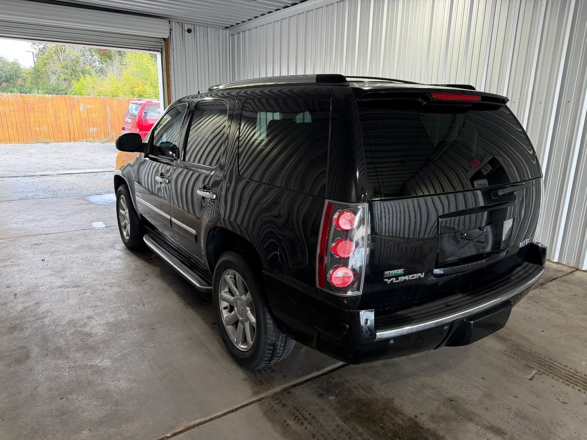 Used 2011 GMC Yukon Denali RWD image 2