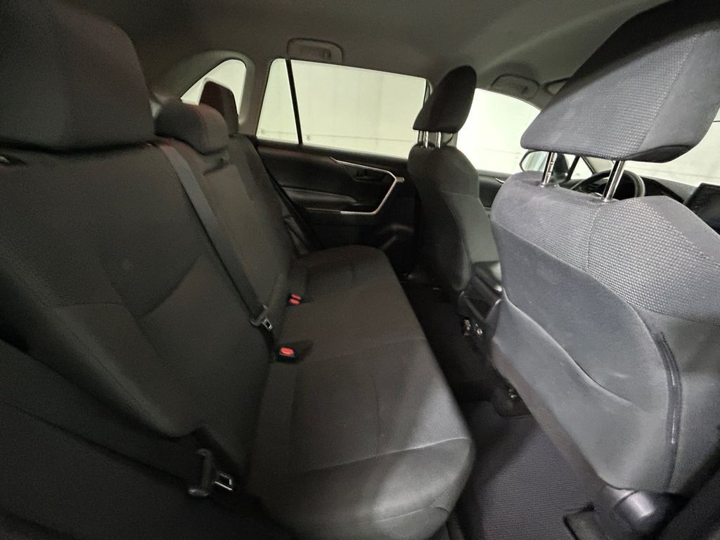 Used 2021 Toyota RAV4 LE FWD image 17