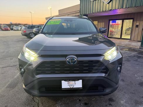 Used 2022 Toyota RAV4 XLE Premium image 8