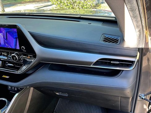 Used 2023 Toyota Highlander Limited image 23