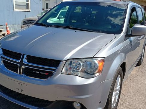 Used 2019 Dodge Grand Caravan SXT FWD image 2