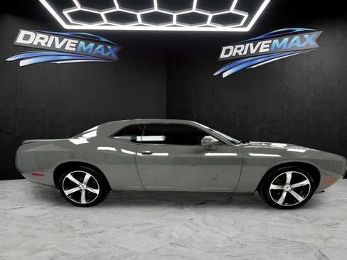 Used 2019 Dodge Challenger SXT RWD image 6