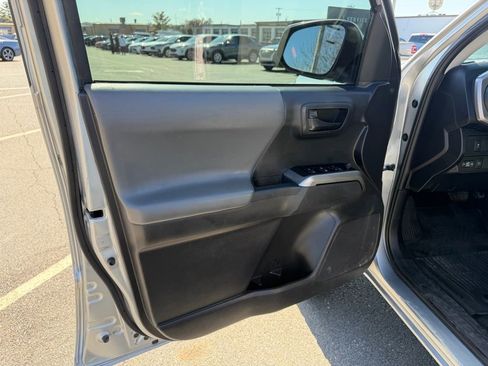 Used 2023 Toyota Tacoma SR5 AWD/4WD image 12