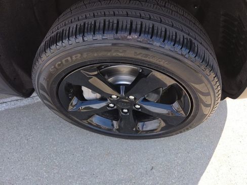 Used 2024 Jeep Grand Cherokee Limited w/ Luxury Tech Group II image 28