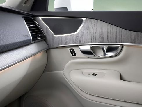 New 2025 Volvo XC90 T8 Plus w/ Protection Package Premier image 25