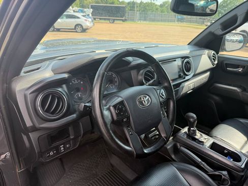 Used 2019 Toyota Tacoma TRD Sport AWD/4WD image 8