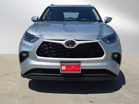 Certified 2025 Toyota Highlander XLE FWD image 8