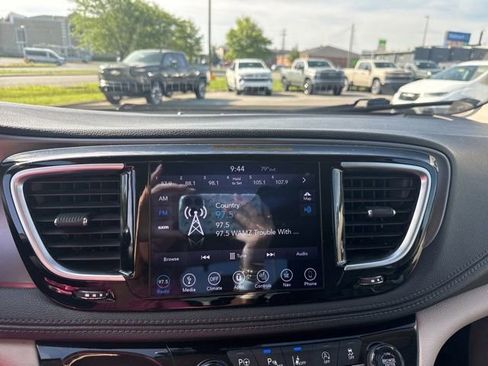 Used 2018 Chrysler Pacifica Limited w/ Advanced Safetytec Group FWD image 19