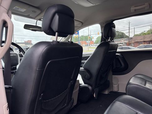Used 2016 Chrysler Town & Country Touring FWD image 19