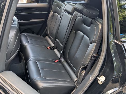 Used 2024 Jeep Grand Cherokee Limited w/ Black Appearance Package RWD image 17