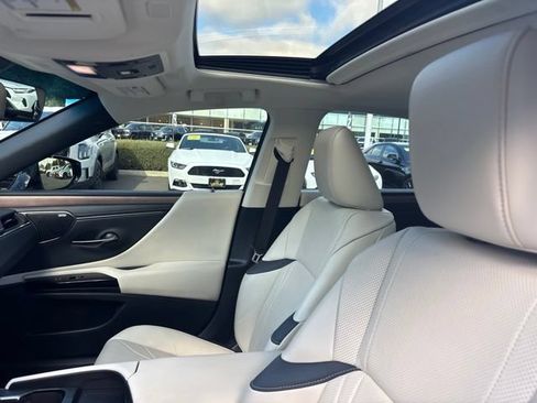 Certified 2025 Lexus ES 300h w/ Luxury Package FWD image 12