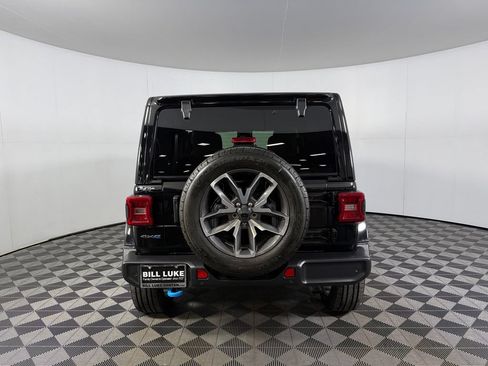 Used 2024 Jeep Wrangler Unlimited w/ Convenience Group AWD/4WD image 7