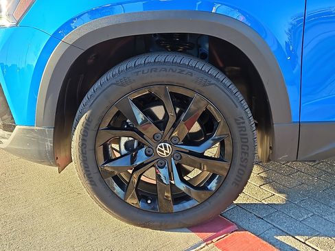 Used 2022 Volkswagen Taos SE image 4