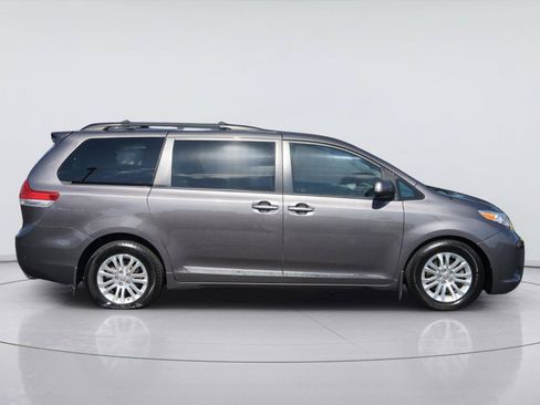 Used 2013 Toyota Sienna XLE FWD image 5