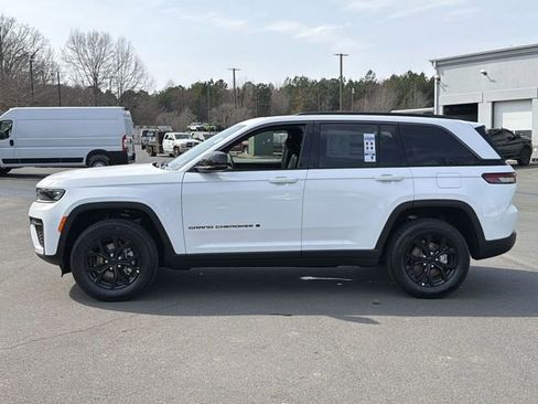 New 2026 Jeep Grand Cherokee Altitude image 10