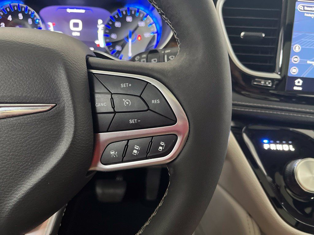 Used 2023 Chrysler Pacifica Limited FWD image 58