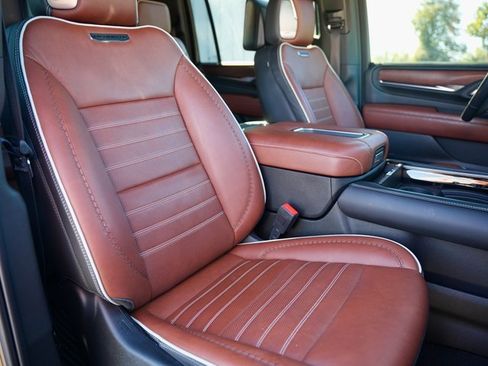 Used 2023 GMC Yukon XL Denali Ultimate image 9