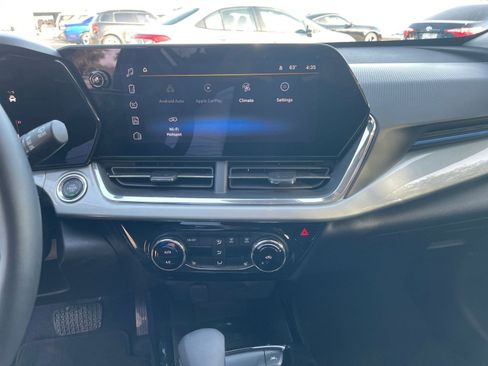 Used 2025 Chevrolet Trax LT w/ LT Convenience Package image 17