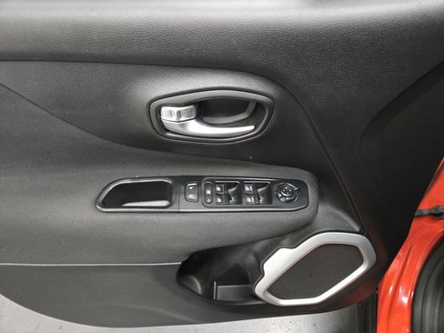 Used 2018 Jeep Renegade Latitude FWD image 14