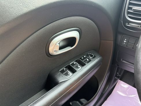 Used 2018 Kia Soul + FWD image 36