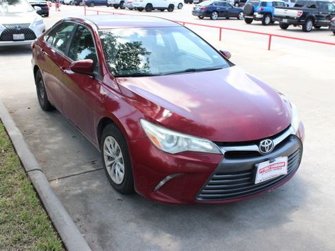 Used 2016 Toyota Camry LE FWD image 2