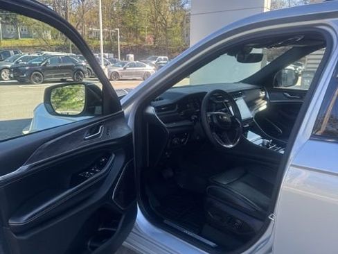 Used 2023 Jeep Grand Cherokee Overland image 14