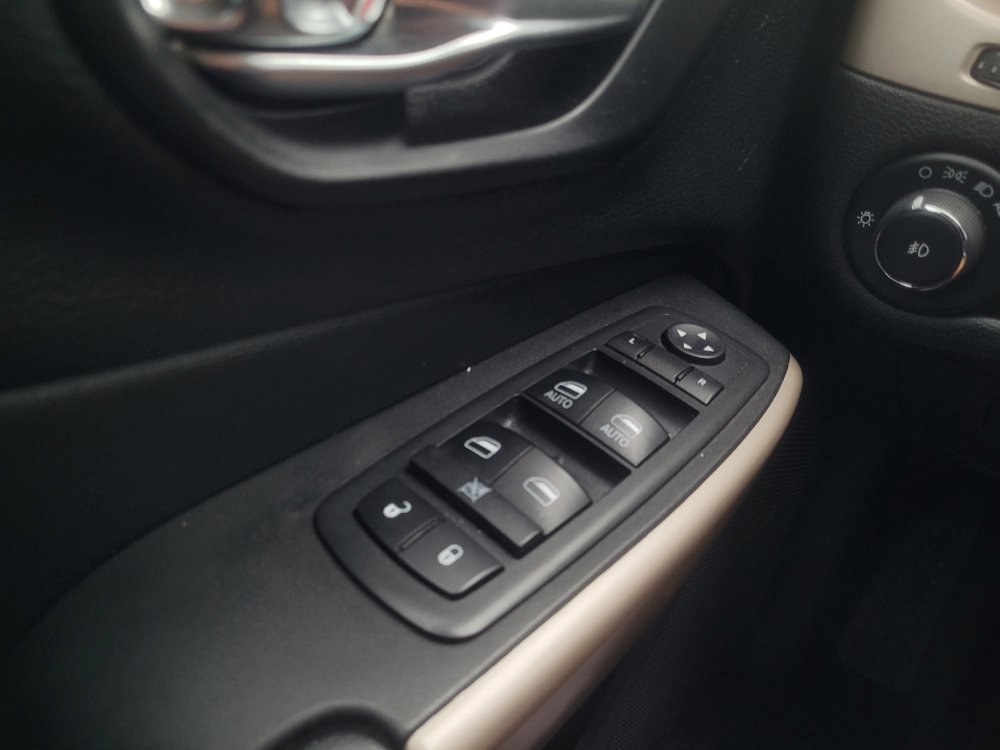 Used 2018 Jeep Cherokee Limited FWD image 27