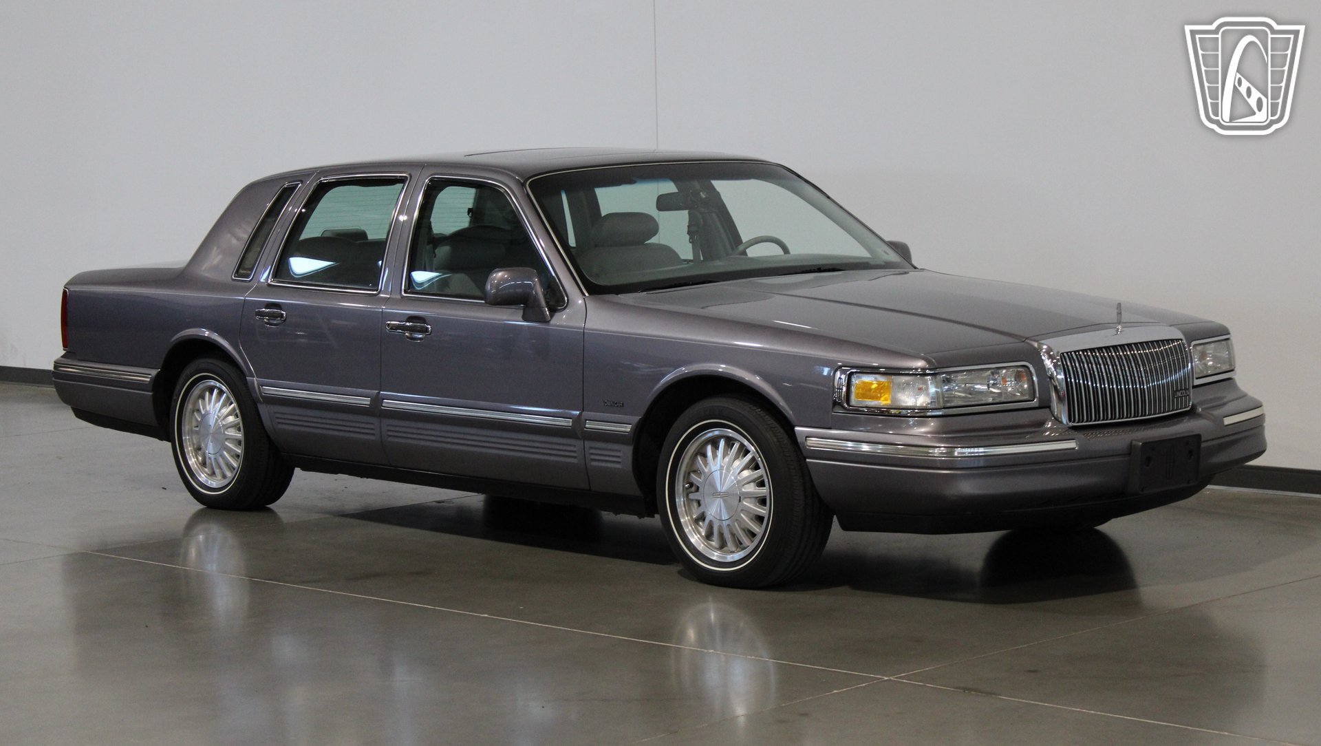 Used 1996 Lincoln Town Car Signature RWD image 23