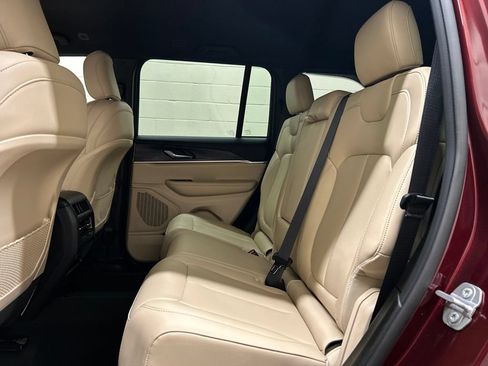 Used 2025 Jeep Grand Cherokee Limited AWD/4WD image 8