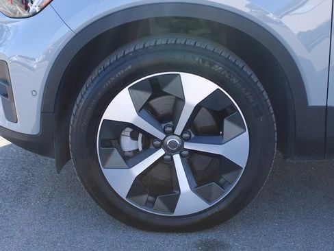Used 2025 Volvo XC40 B5 Plus image 38