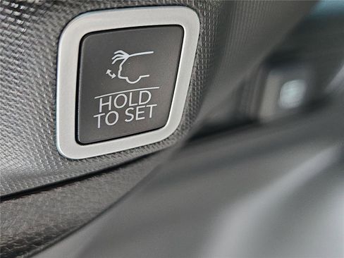 Used 2024 Jeep Grand Cherokee Limited w/ Luxury Tech Group II image 11