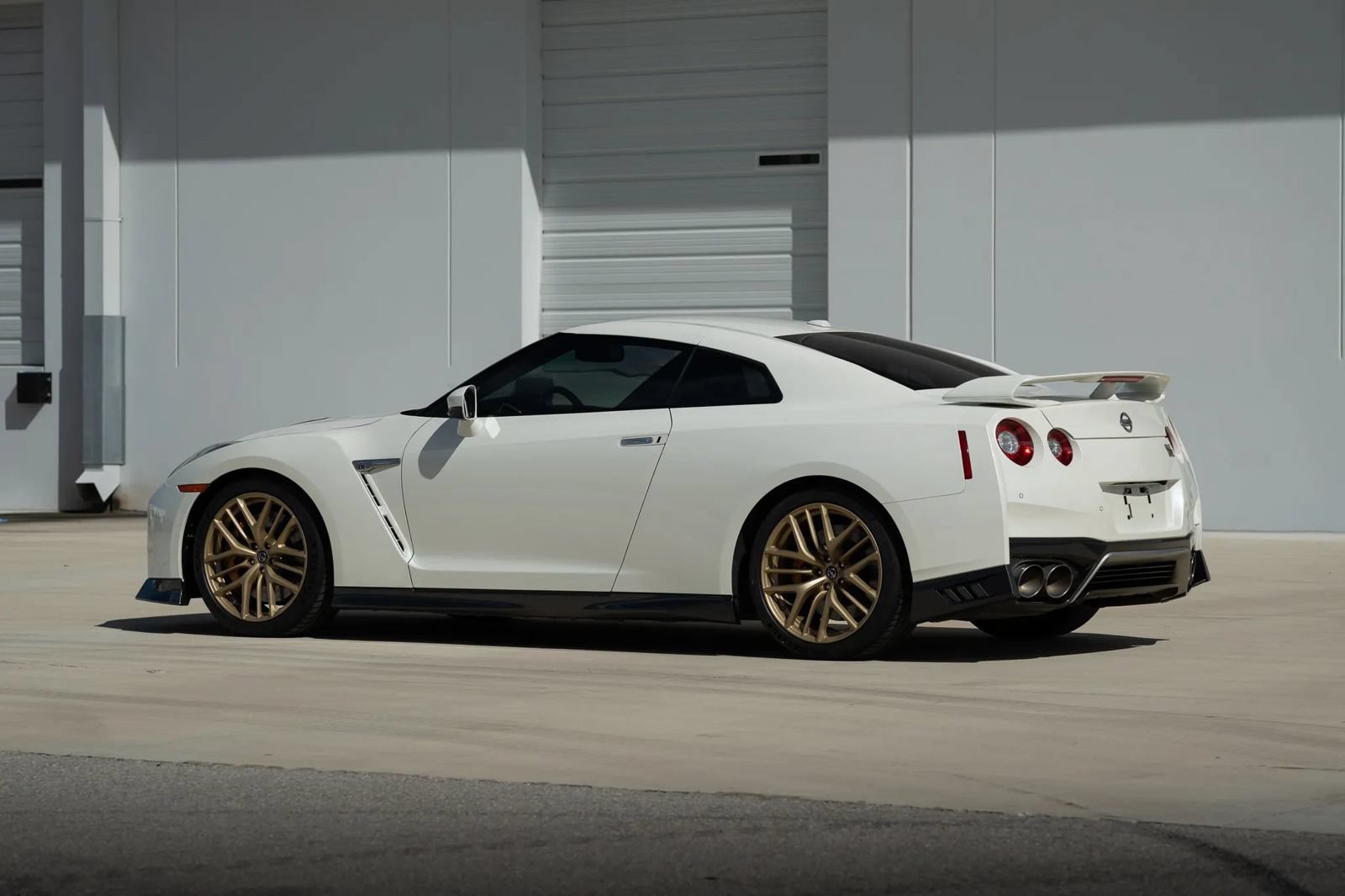 Used 2017 Nissan GT-R Premium w/ Premium Interior Package AWD/4WD image 11