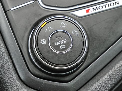 Used 2018 Volkswagen Tiguan SE w/ Panoramic Sunroof Package image 29