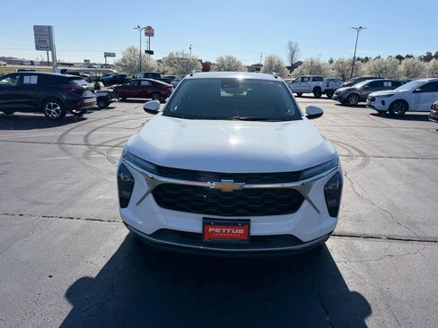 Used 2025 Chevrolet Trax LT w/ Driver Confidence Package image 8