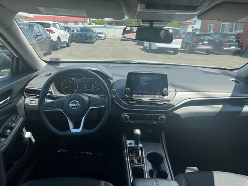 Used 2025 Nissan Altima 2.5 SV FWD image 33