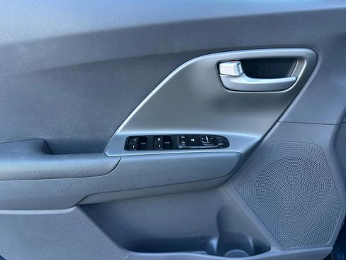 Used 2018 Kia Niro LX image 9