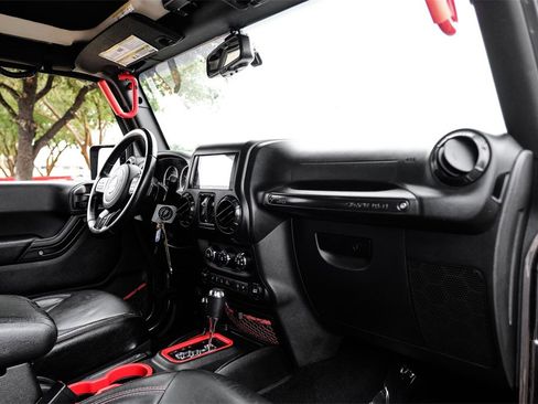 Used 2017 Jeep Wrangler Unlimited Rubicon image 9