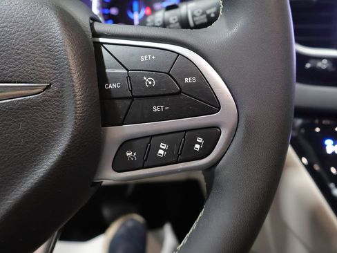 Used 2024 Chrysler Pacifica Touring-L FWD image 39