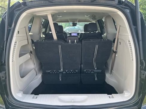 Used 2022 Chrysler Pacifica Touring-L FWD image 23