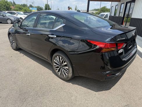 Used 2023 Nissan Altima 2.5 SV w/ SV Premium Package AWD/4WD image 11